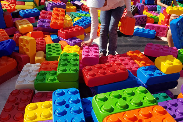 детский прокат, Заказать развлечений на праздник на прокат. Забавы и развлечения для ивента. Прокат Гигантского конструктора для ивента в Москве. Детские праздники с аттракционами