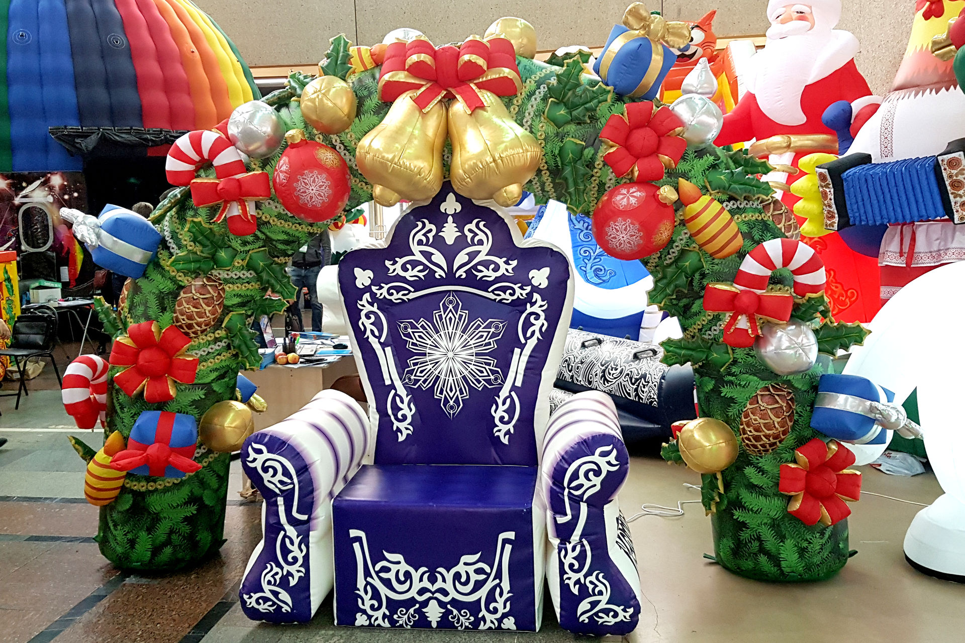 Новогодний прокат. Трон Деда Мороза. Новогодний трон Деда Мороза. Фотозона Новогодняя с троном. Надувной трон.
