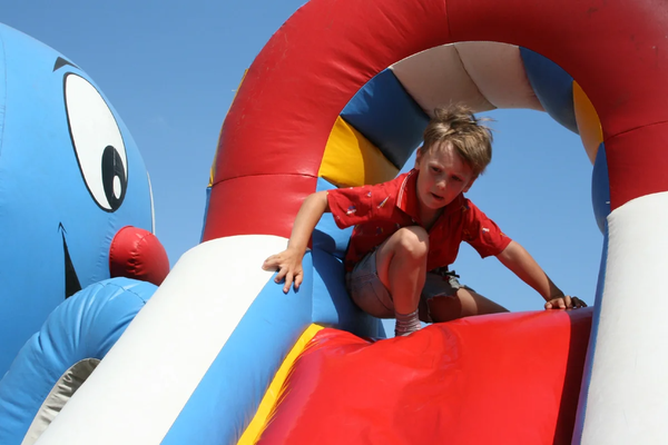 1 июня день защиты детей аттракционы и развлечения для детей. Аренда батутов и аттракционов