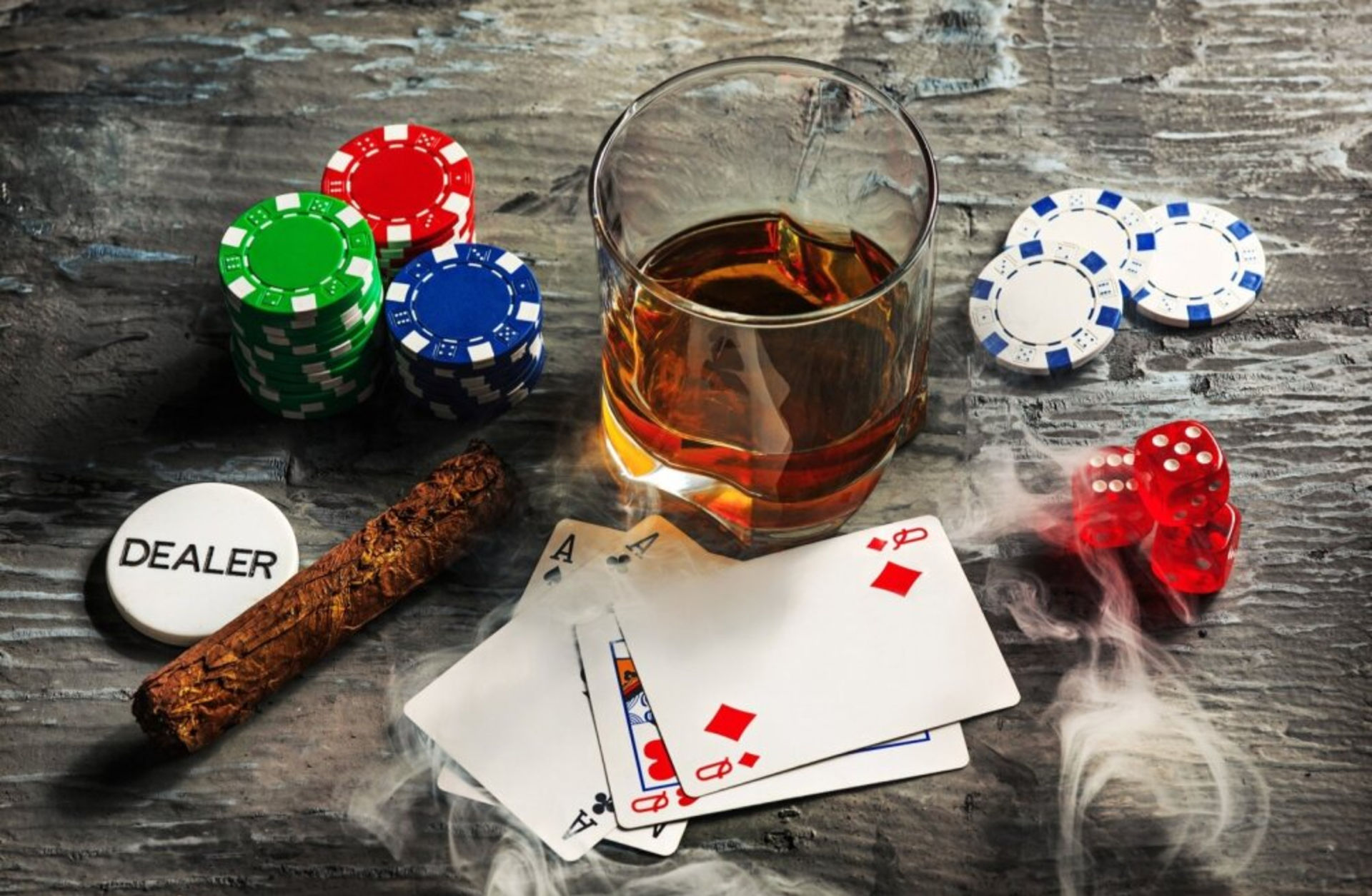Азартные игры напитки. Покер с сигарой. Покер виски сигары. Фишки на деревянном столе и Покер.