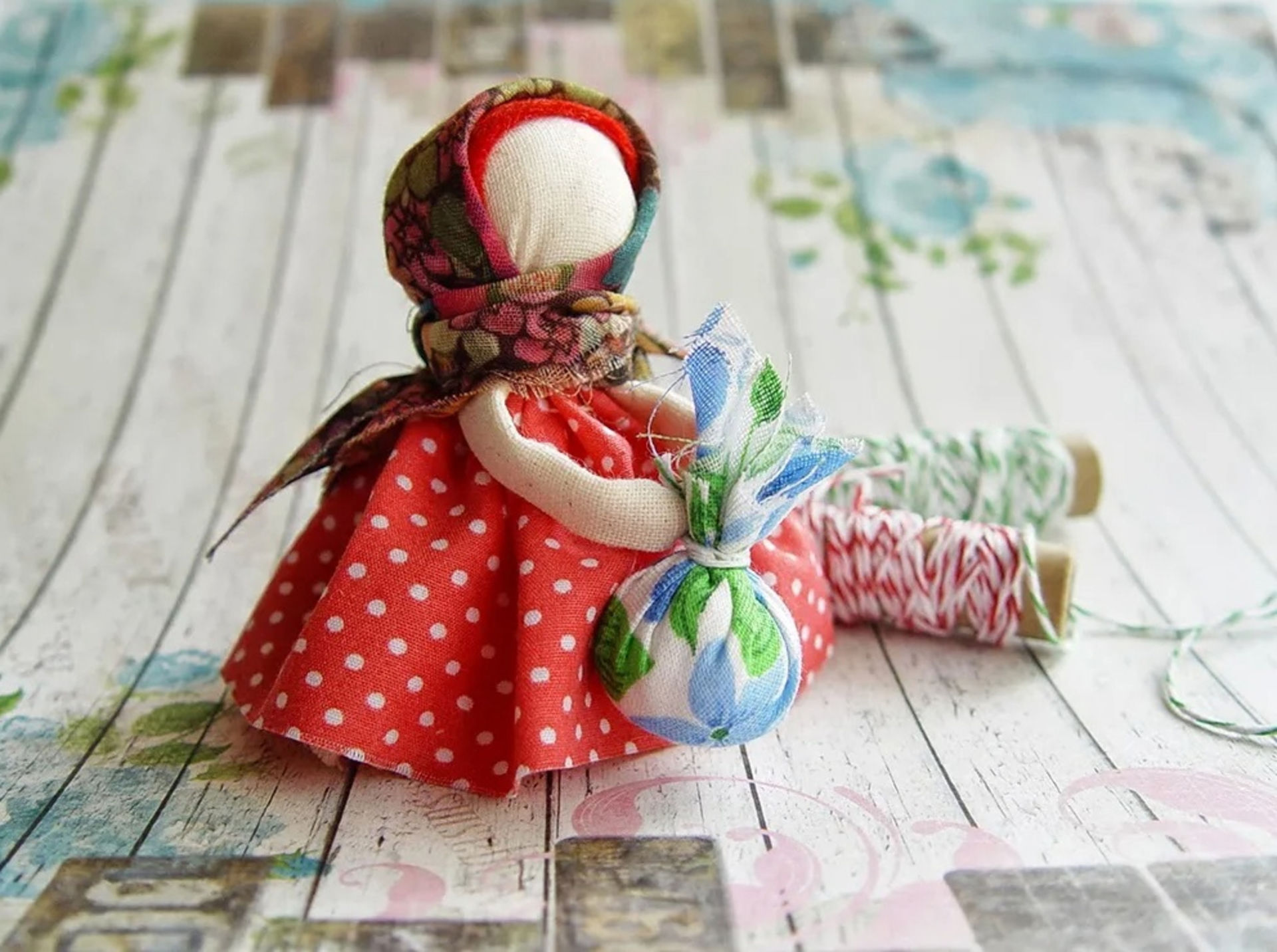 Лоскутный оберег. Кукла из Лоскутов ткани Веснянка. Народная кукла Лоскутница. Обережные куклы. Тряпичные куклы обереги.