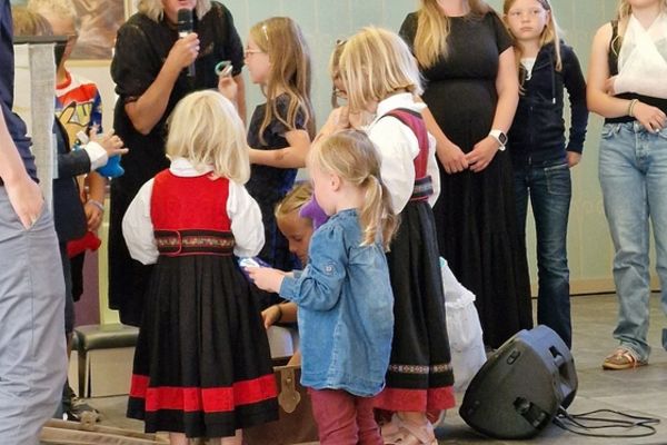 Festgudstjeneste med dåp og biskopbesøk