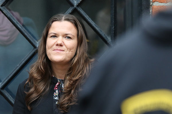 Angrer på at hun har delt sin historie fra scenen