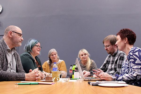 – Kan noen forklare hva «avklart forhold til egen historie» betyr?