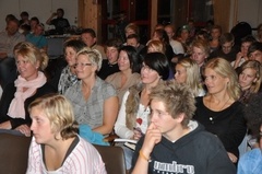 Her ser vi et utsnitt av den fullsatte salen!