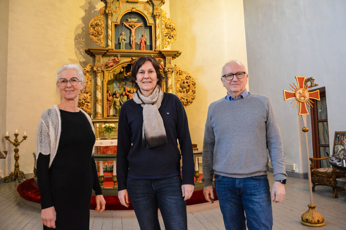 Kirketjener/kirkegårdsarbeider Evelyn Romer Iversen (til venstre) og Øystein Mollestad fra Asker kirkelige fellesråd var tilstede da Kirketjenerskolen ble lansert. Ingrid Staurheim (i midten) fra KA er leder av driftsstyret.