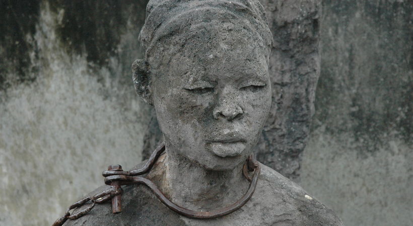 Detalj fra minnemonumentet "Memory of Slaves" utenfor den anglikanske kirken på Zanzibar. 