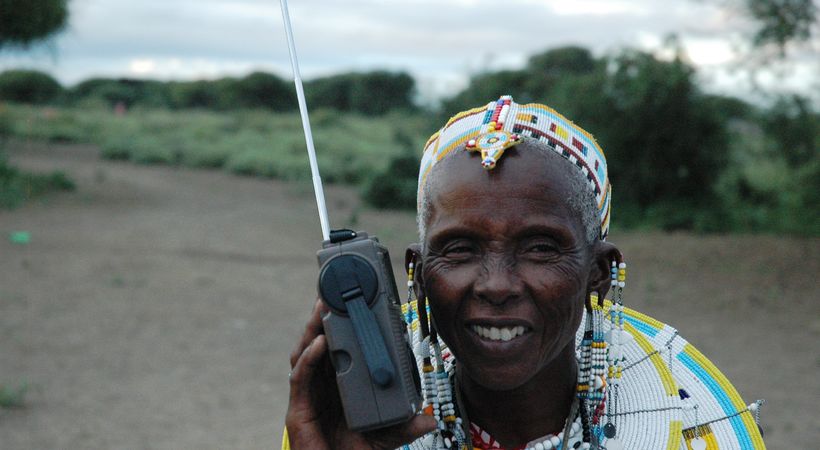 Radioer drevet av en sveiv gjør at masaiene i landsbyen Olbil i Tanzania får høre radioprogrammet "Håpets kvinner".
