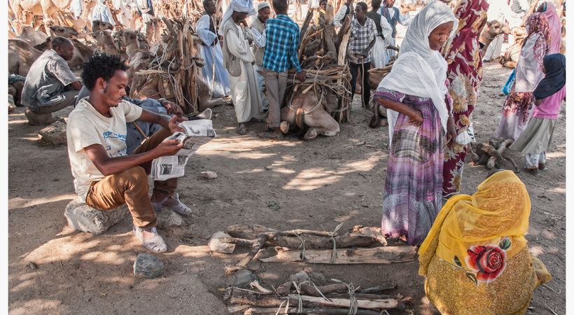 Mennesker fra mange ulike samfunnslag lytter til kristne radiosendinger som Norea er med på å finansiere i Eritrea (Illustrasjonsfoto). 