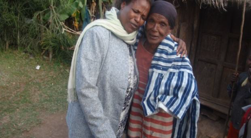 Durate (til høyre) lever i dyp fattigdom, men har fått glede og håp i Jesus. Her er hun sammen med vår medarbeider Hirut i Etiopia.