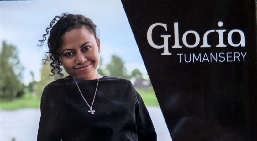 Indonesiske Gloria Tumansery har gitt ut en plate med fem kristne sanger. Inntektene av salget går til Noreas radioarbeid på Indonesia.