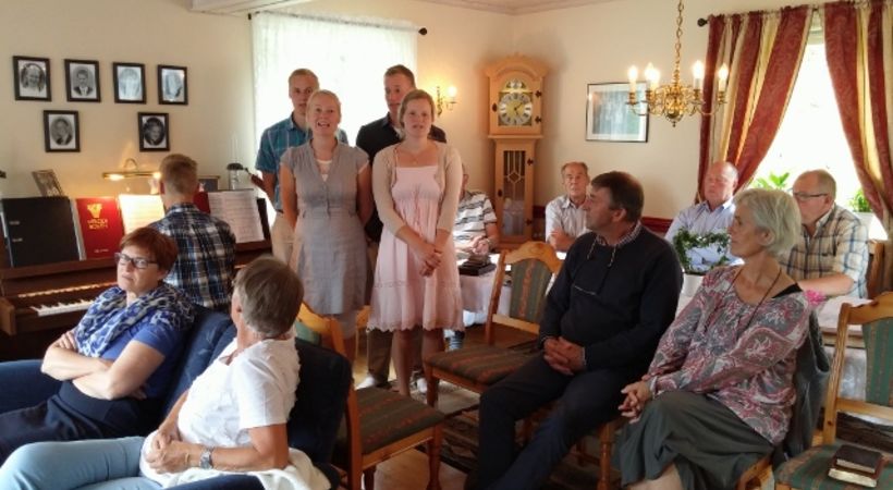 Søsken i Brennsæter-familien synger på husmøte