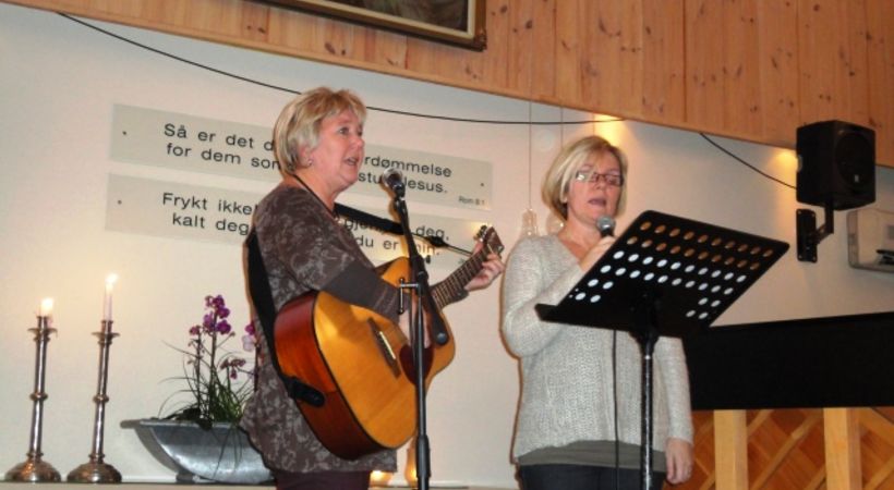 Annlaug Sjøen og Bente Tangjerd synger på bedehuset Ljosheim i Sævelandsvik