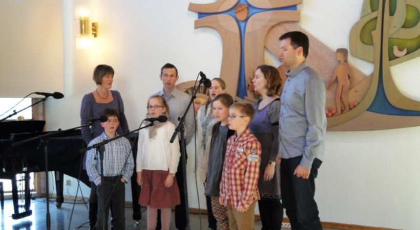 Quartz med familiesang i Frogner Misjonssenter