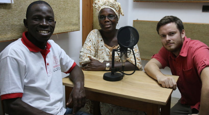 Medprodusentene (fra venstre) Soumalia og Fatou Diomande, og leder for NLMs mediearbeid i Vest-Afrikaregionen, Leif Thomas Gjerde, sprer livsviktig kunnskap om ebola via radio.