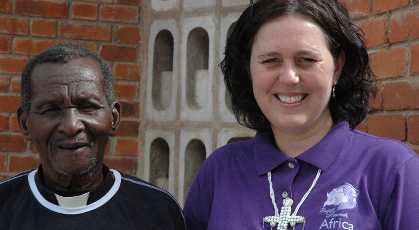 Den pensjonerte presten Yohannes fra Tanzania går til fots over store avstander for å dele ut bønnekalenderen hver måned. Her sammen med Noreas representant, Elisabeth Sæth