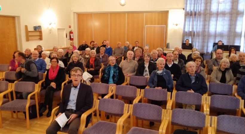 Omtrent halve forsamlingen lørdag ettermiddag i Molde bedehus. Foran: Møteleder Lars Storaas Haugen