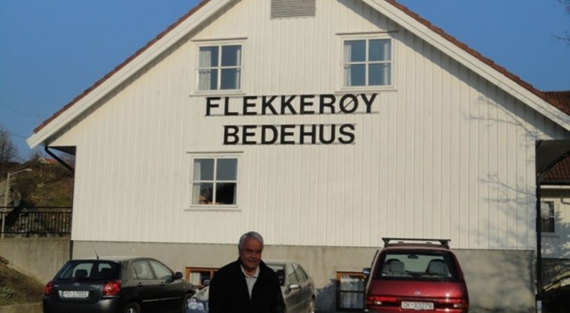 Min vert Harald Nilsen foran Bedehuset