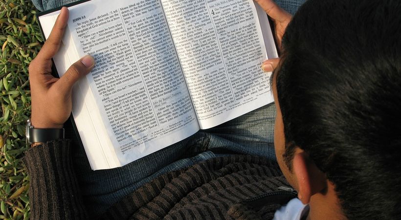 Noen TV-seere i Midtøsten har kun tilgang til Bibelen gjennom kristne TV-programmer. SAT-7, som er Noreas partner, hjelper seere, og sender gjerne over bibler og bibelvers på mobil slik at de kan lære mer om Gud (Illustrasjonsfoto).