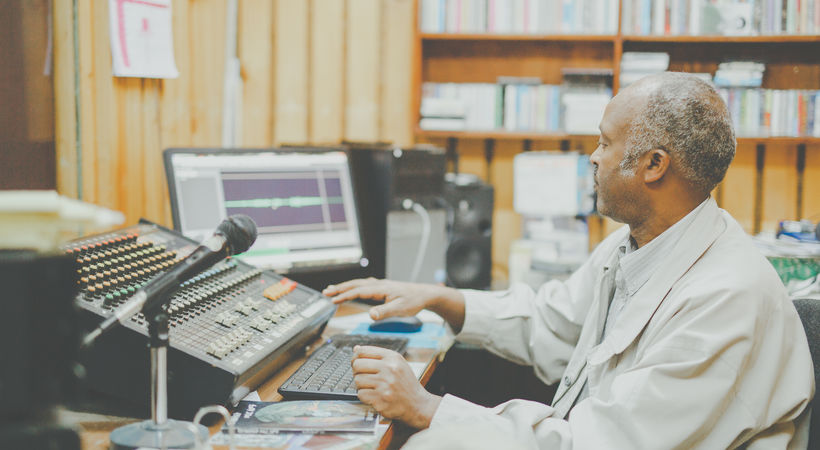 "Peter" er radiotekniker, og bidrar til at det kristne radioprogrammet Håpets Kvinner, som Norea støtter, kommer på lufta i Somalia. Illustrasjonsfoto.