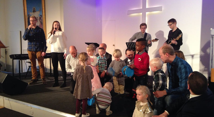Barn hjelper til med å holde rytmen i sangen.
