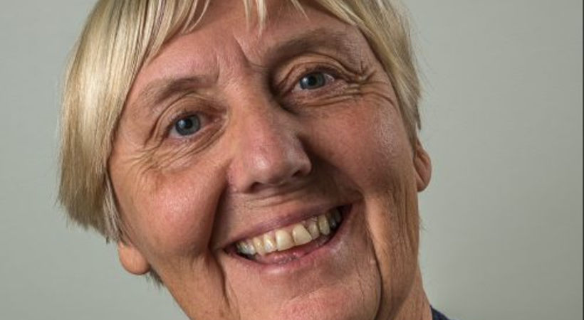 Over en åpen bibel med Wenche Lunde (E2047)