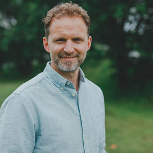 Over en åpen Bibel med Roald Arnesen