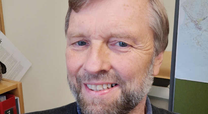 Over en åpen Bibel med Knut Olav Raen