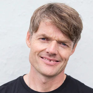Over en åpen bibel med Peter Haltorp