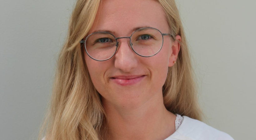 Over en åpen Bibel med Sunniva Fuglestveit