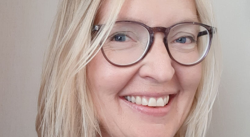 Over en åpen Bibel med Kari-Anne Vatland