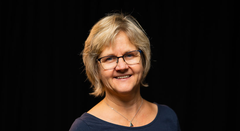 Over en åpen Bibel med Brit Kari Urdal