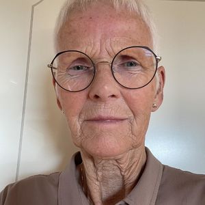 Over en åpen Bibel med Margit Hunemo