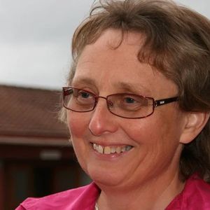 Over en åpen Bibel med Ellen Raen