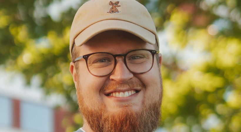 Over en åpen Bibel med Jan Magnus Lillebø Qvale