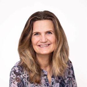 Over en åpen Bibel med Marianne Braseth