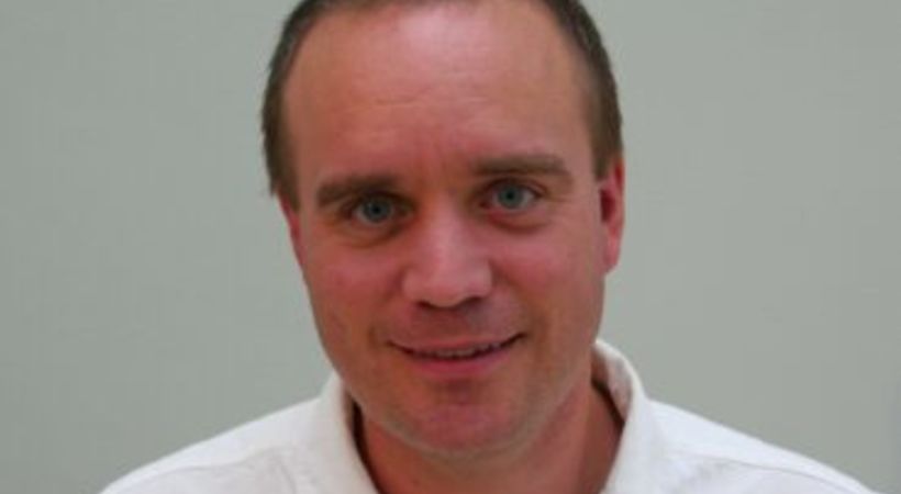 Over en åpen Bibel med Knut Kåre Kirkholm