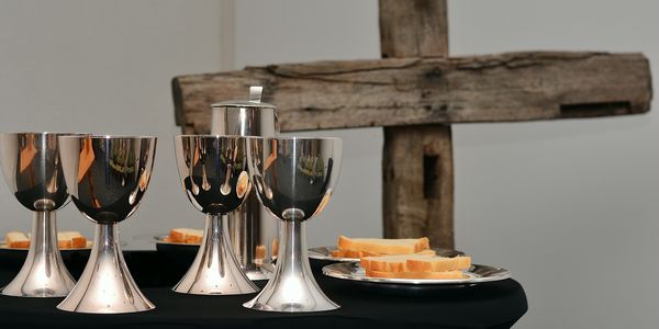 Sakramentene - Nattverd: hva skjuler seg i en oblat og litt vin?