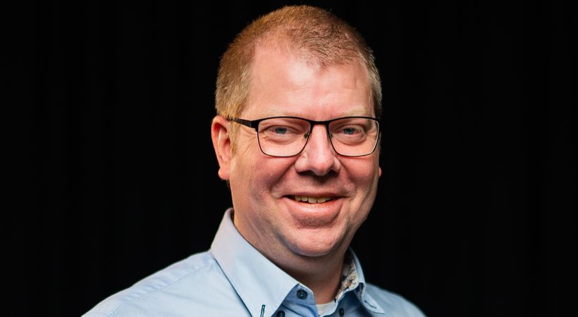 Over en åpen Bibel med Jostein Sæth