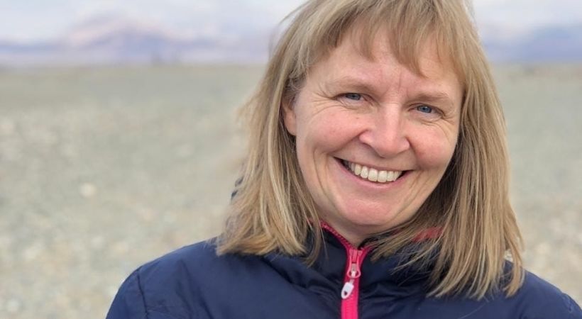 Over en åpen Bibel med Inger Strangstad